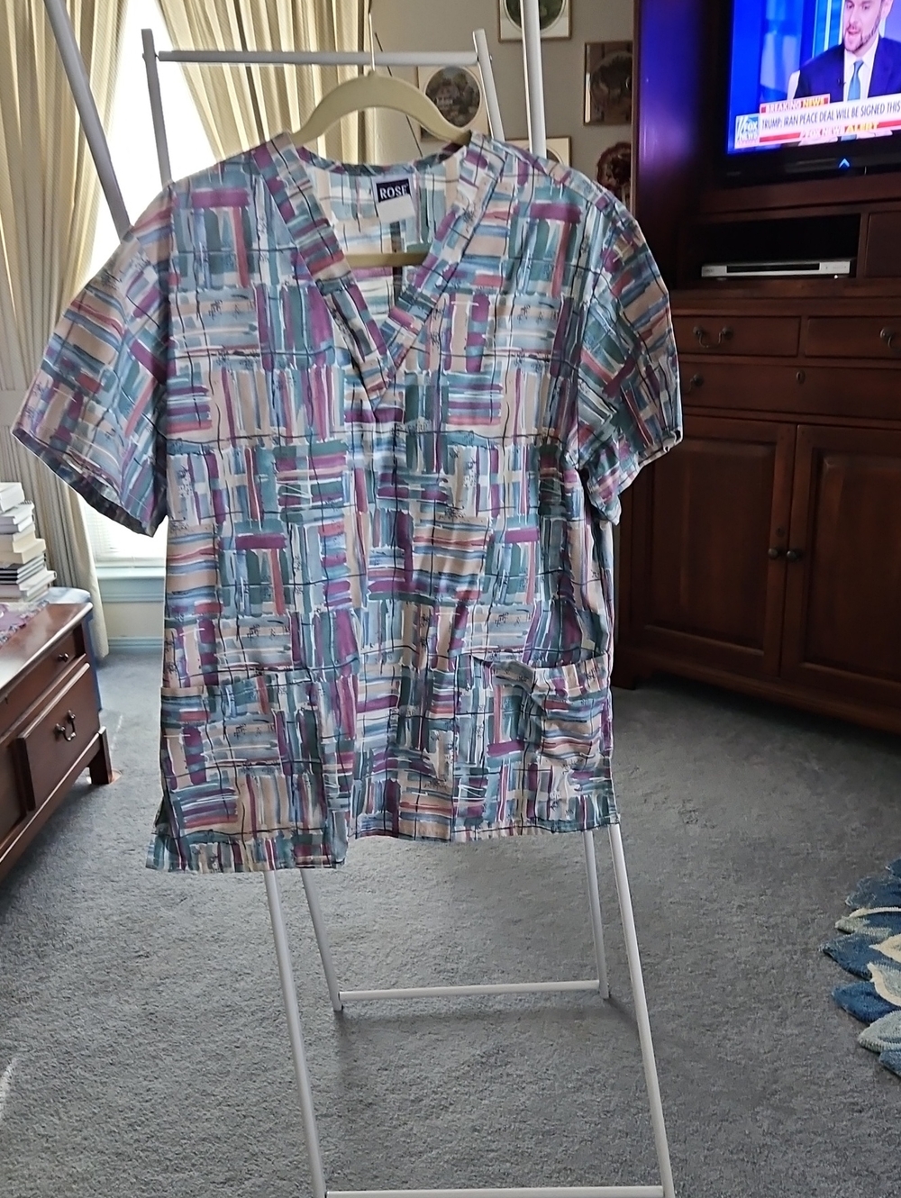 ROSE Printed V-Neck Scrub Top in Teal & Mauve